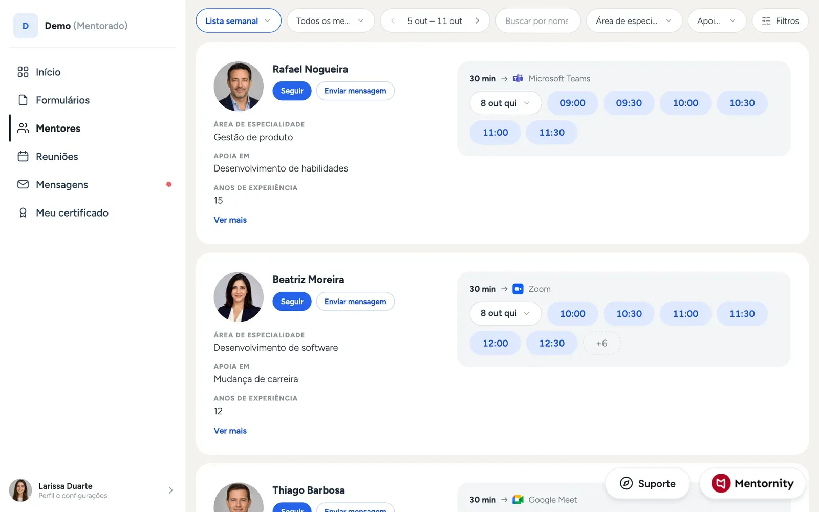 Mentorado navegando por uma lista de mentores disponíveis com perfis e especialidades